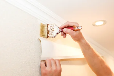 Pose de papier peint à Montcléra — revêtements muraux et toiles de verre